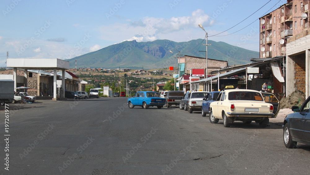 Städtische Straßenszene mit sowjetischen Autos