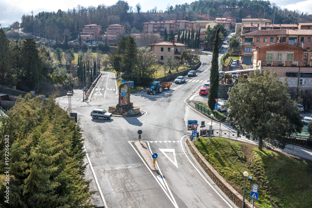 Ausblick auf Straße in Montalcino von oben, Toskana, Italien