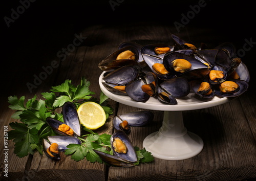 Natura morta con frutti di mare,prezzemolo e limone photo