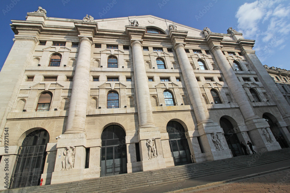 Milano: il palazzo della Borsa in piazza Affari