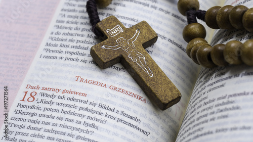 krzyżyk różańca na biblii - Księga Hioba, tragedia grzesznika