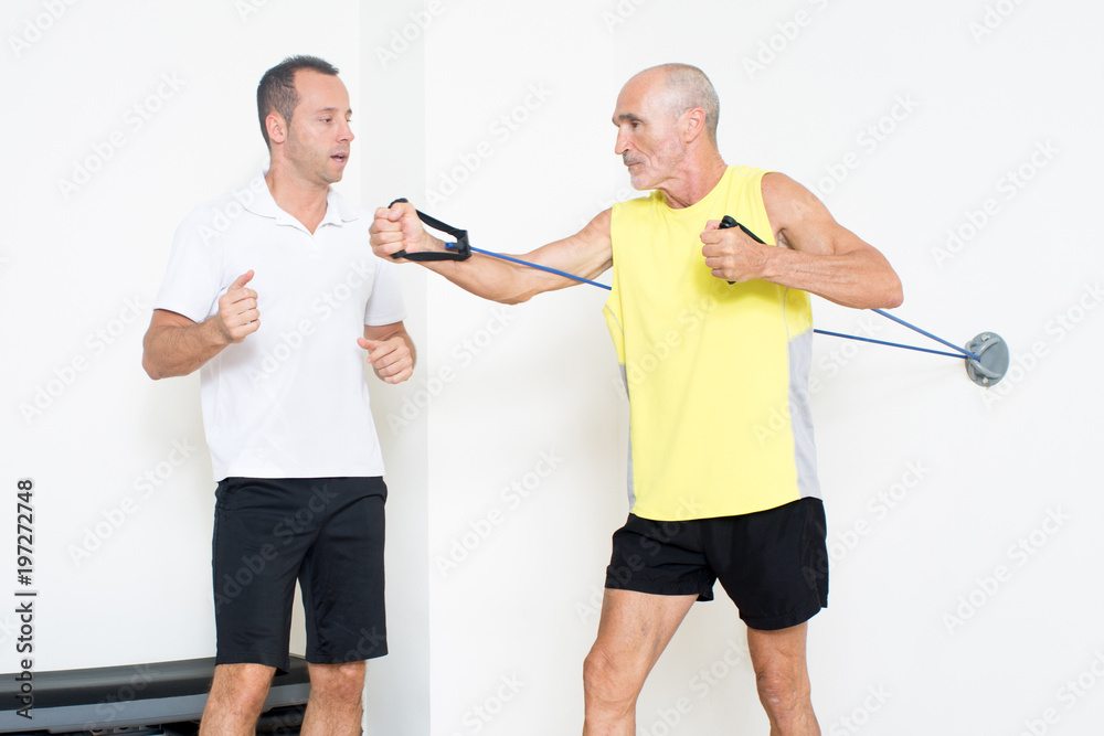 Personal Coach hilft senior bei Fitness Workout Personal Coach hilft senior bei Fitness Workout