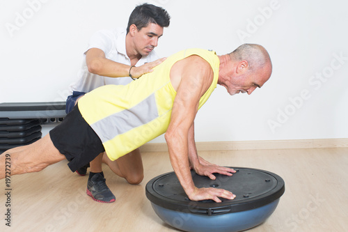 Personal Coach hilft senior bei fitness Workout
