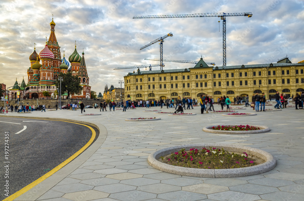 Obraz premium St. Basil's Cathedral, Zaryadye Park, Moscow
