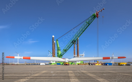 Offshore wind energy supply vessel loading rotor