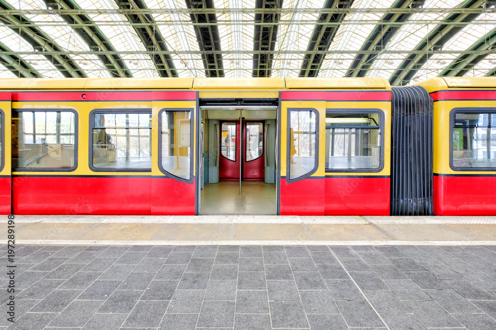 Naklejka premium Czerwony wagon pociąg z otwartymi drzwiami, transport w Niemczech
