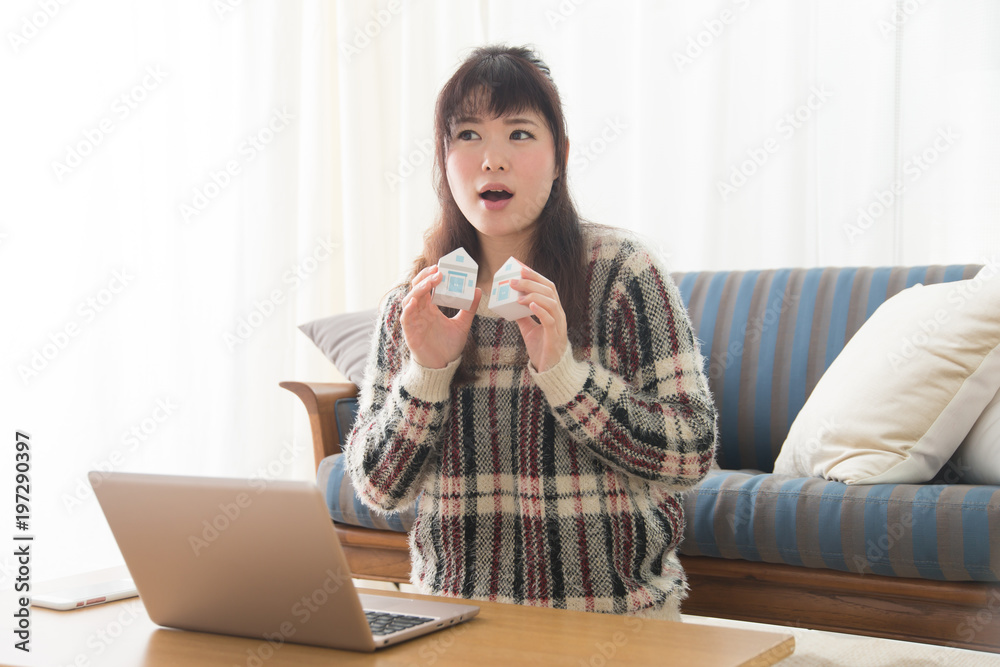 リビング・女性