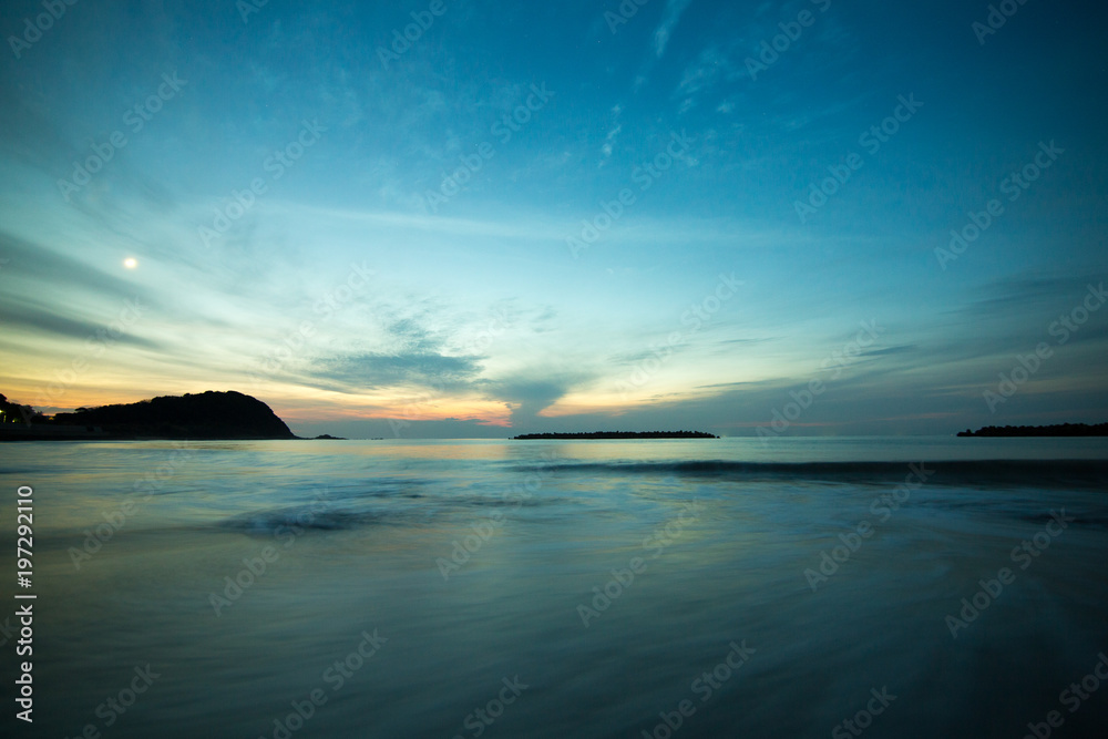 Fototapeta premium 二見が浦の夕焼けと波