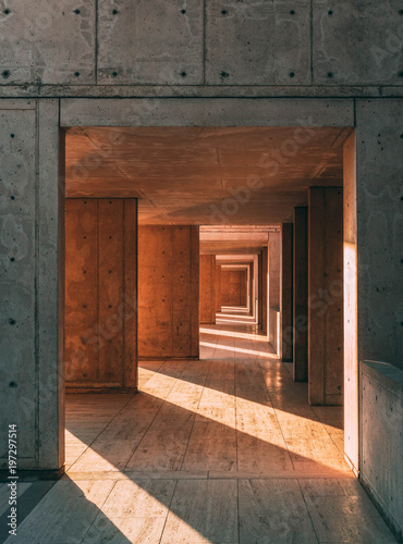 Atardecer sobre columnas