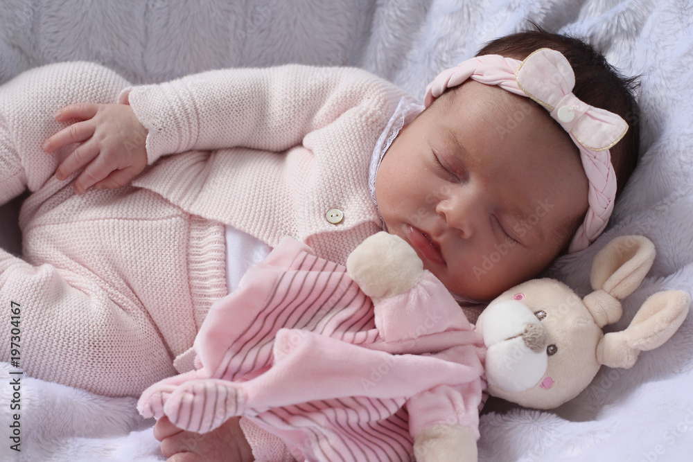 Jolie petite fille de trois mois dormant avec son doudou Stock Photo |  Adobe Stock