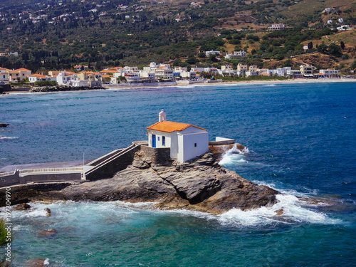 Foto A small chapel built in the sea at the port of the Andros,Greece