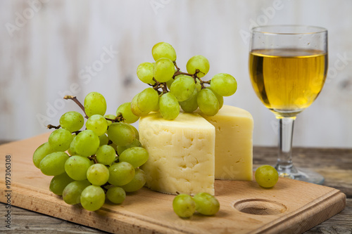 White wine, cheese and grapes