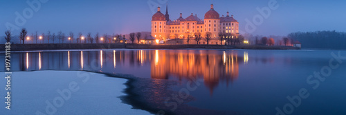 Schloss in Moritzburg an einem verschneiten Abend im Winter