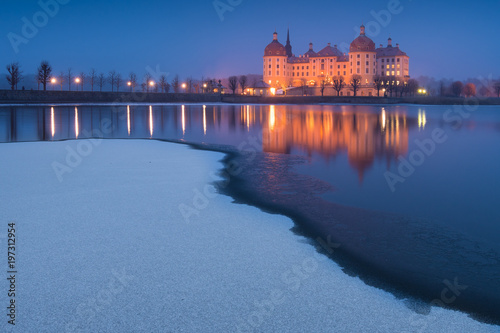 Schloss in Moritzburg an einem Abend im Winter mit Schnee