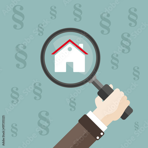 Hand mit Lupe Haus und Paragrafen - Baurecht