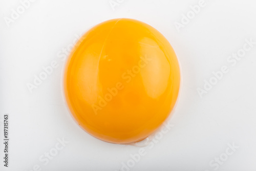Detalle de la yema de un huevo de gallina sobre un fondo blanco