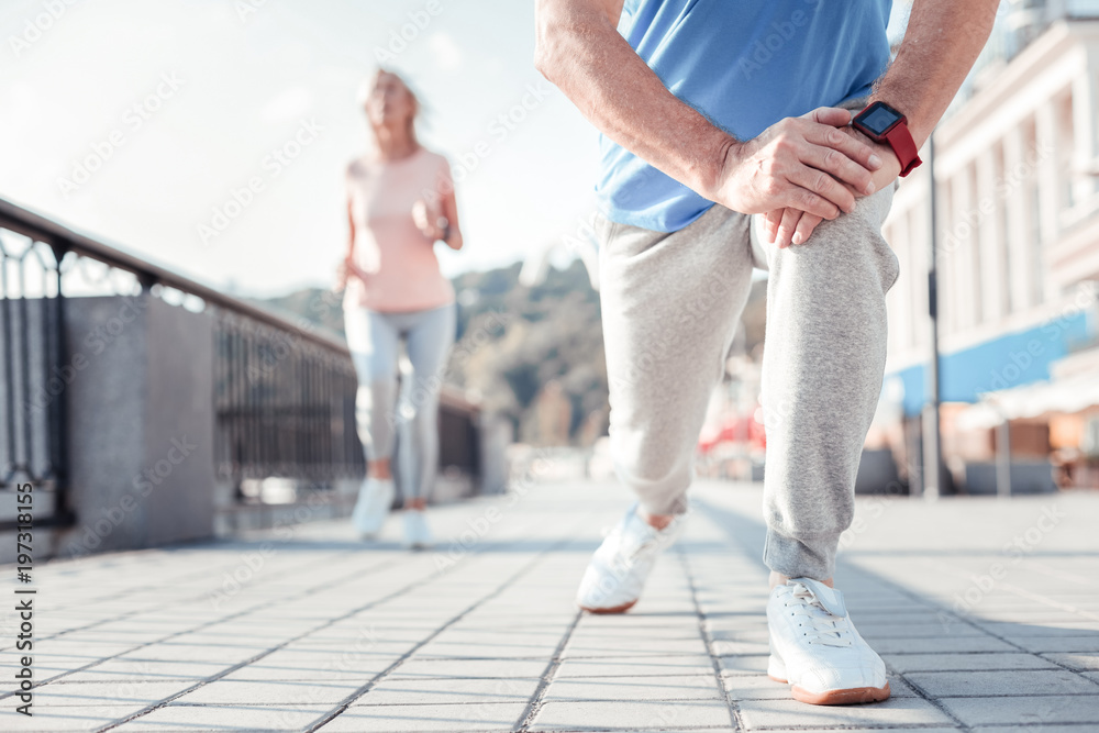 Obraz premium Important training. Senior sporting confident man training on the quay spending time on fresh air and doing exercises.