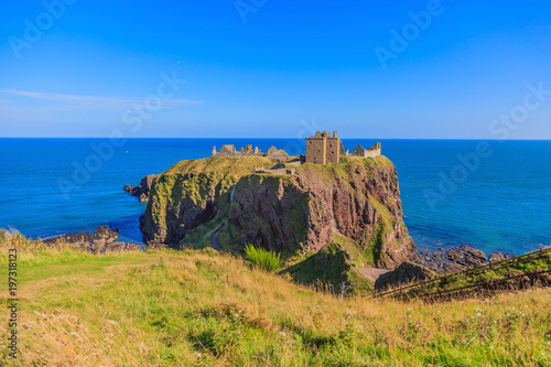 Aufnahme von Dunnottar Castle in Schottland bei Sonnenschein im Sommer fotografiert tagsüber im September 2014