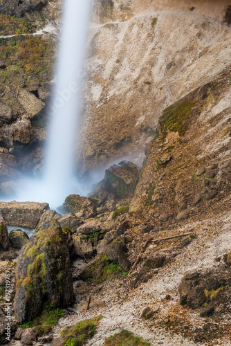 L imponente cascata Peri  nik in Slovenia  vicino alla cittadina di Mojstrana