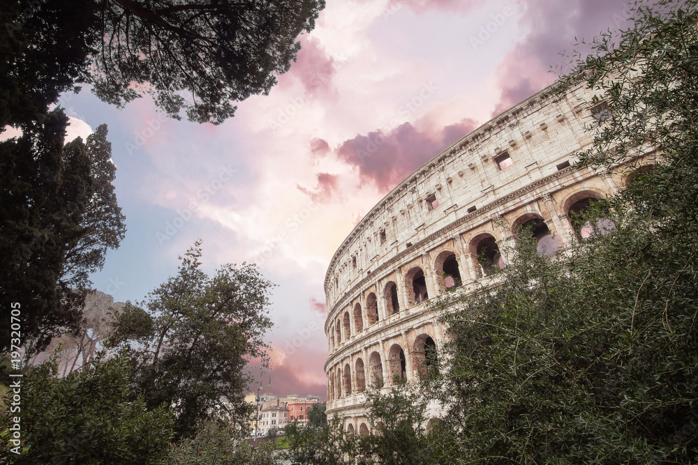 Una magica veduta del Colosseo
