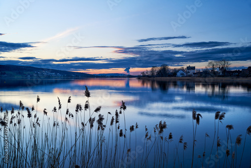 Greifensee Abenddämmerung Abendrot Abendhimmel blaue Stunde Wolken Wasserspiegelungen Schilf Seeufer