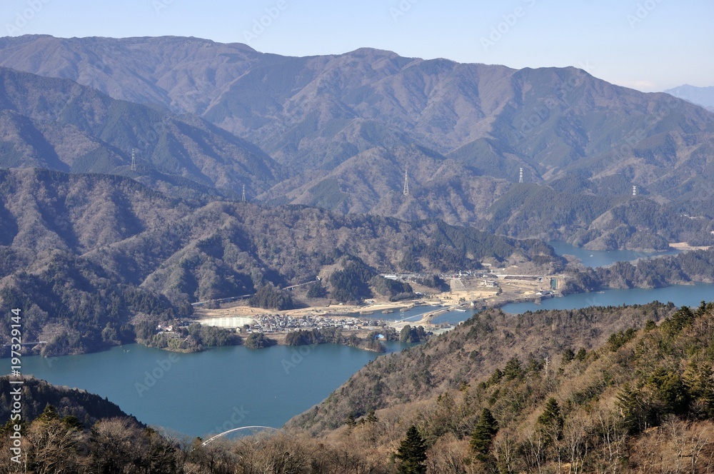 丹沢と宮ヶ瀬湖の眺望