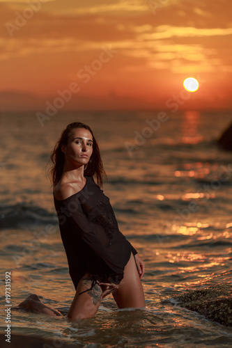 Fototapeta Naklejka Na Ścianę i Meble -  girl woman portrait with hat beach sunset