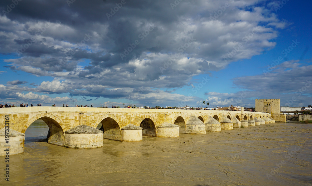 puenta romano sobre el río Guadalquivir lleno de agua