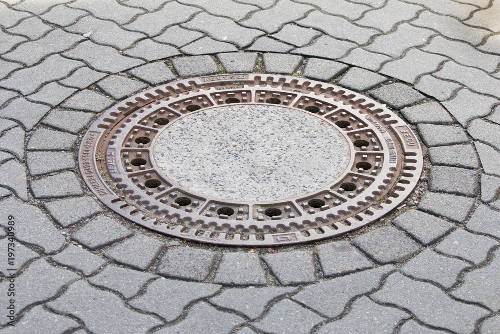 runder Gullydeckel oder Gullideckel auf der Strasse runder Gullydeckel oder Gullideckel auf der Strasse