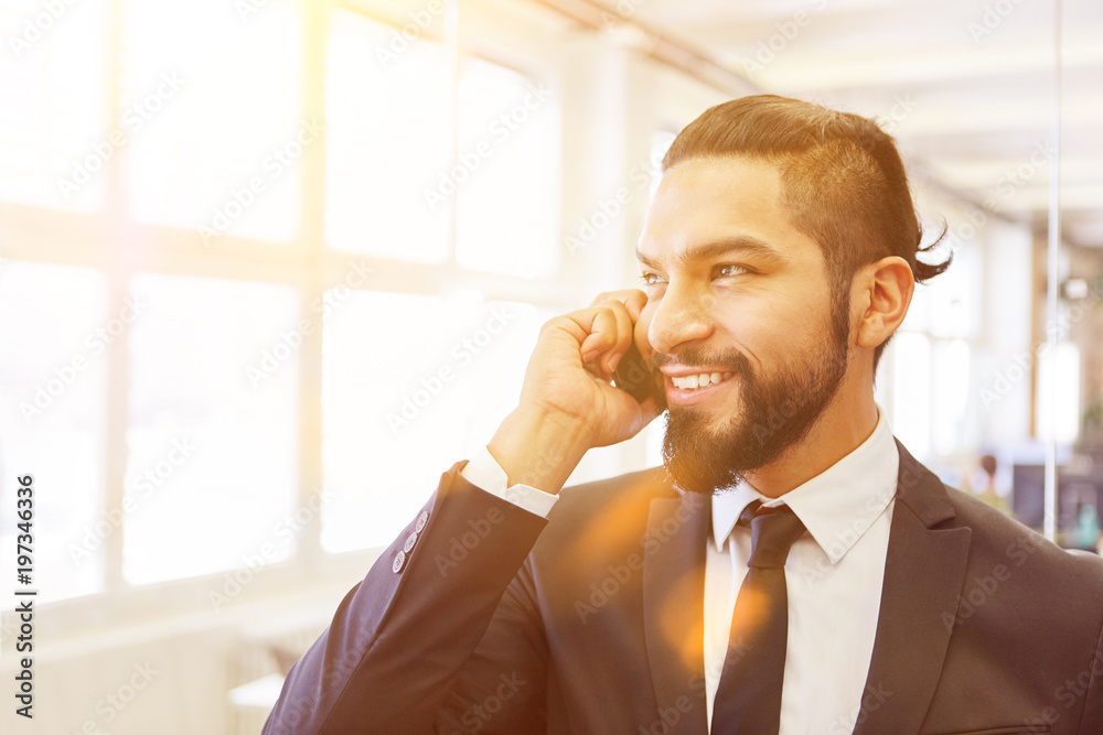 Junger Start-Up Business Manager am Smartphone Junger Start-Up Business Manager am Smartphone