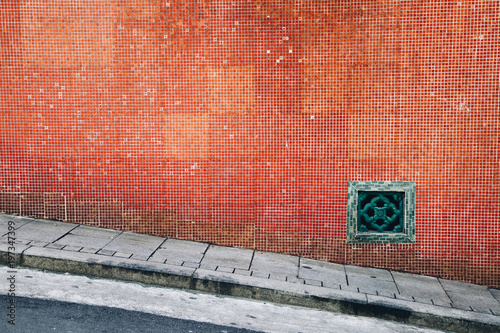 Fototapeta Naklejka Na Ścianę i Meble -  Old red tile wall and sloping street in Hong Kong