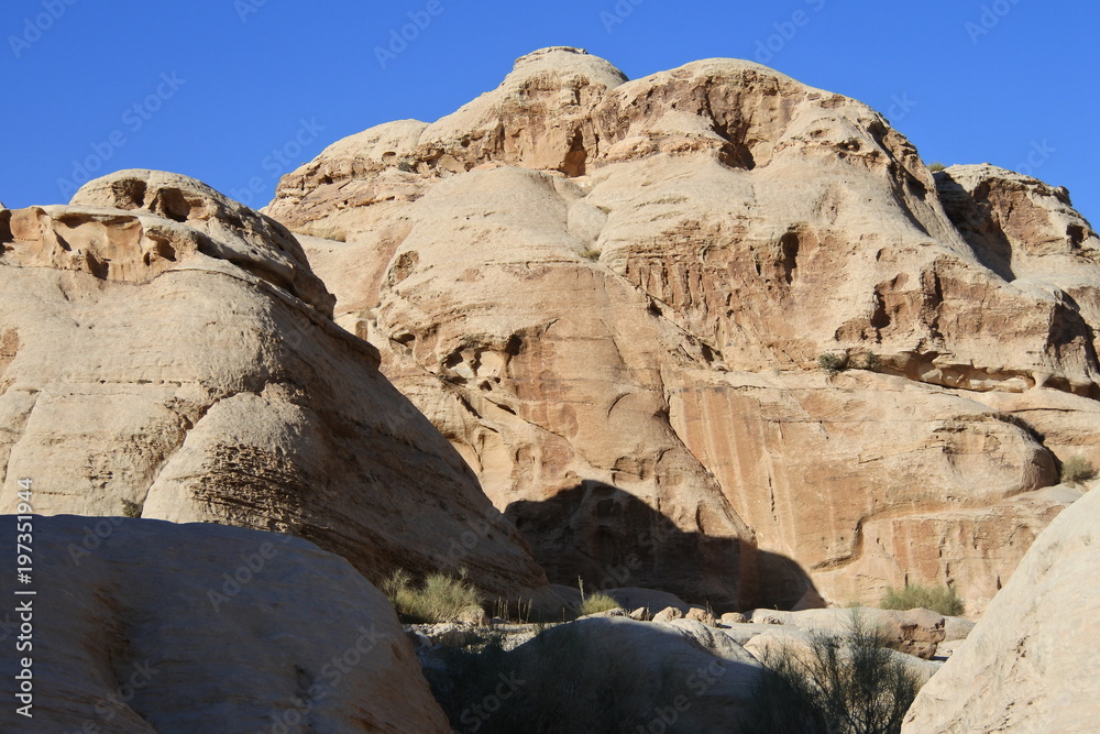 Blauer Himmel über der Steinwüste von Petra in Jordanien 