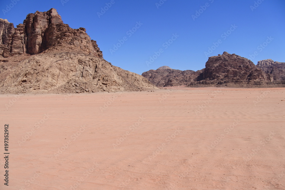 Bis zum Horizont nur Sand im Wadi Rum in Jordanien 
