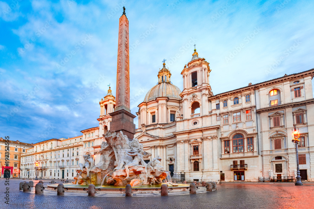 Naklejka premium Fontanna Czterech Rzek z egipskim obeliskiem i kościołem Sant Agnese na słynnym placu Piazza Navona rano, Rzym, Włochy.