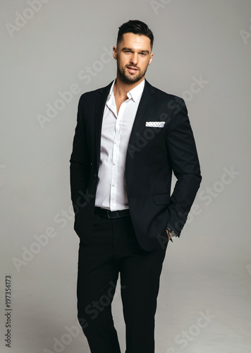 Cuadro en lienzo Handsome man in black suit