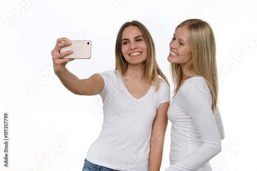 Obraz na płótnie Zwei hübsche blonde Frauen machen ein Selfie