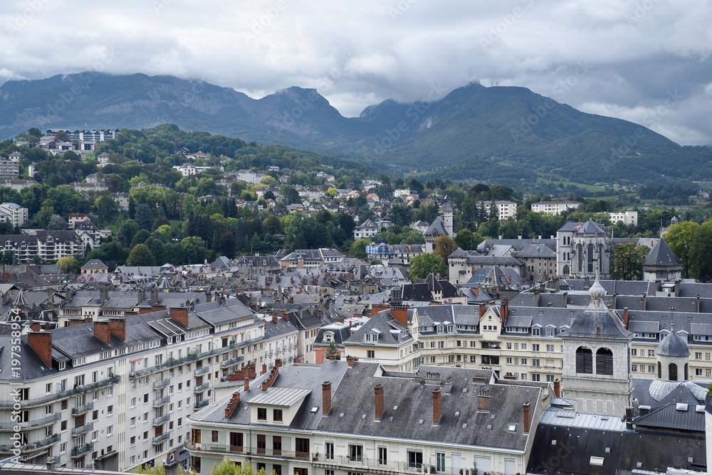 Obraz premium panorama d'une ville avec montagnes