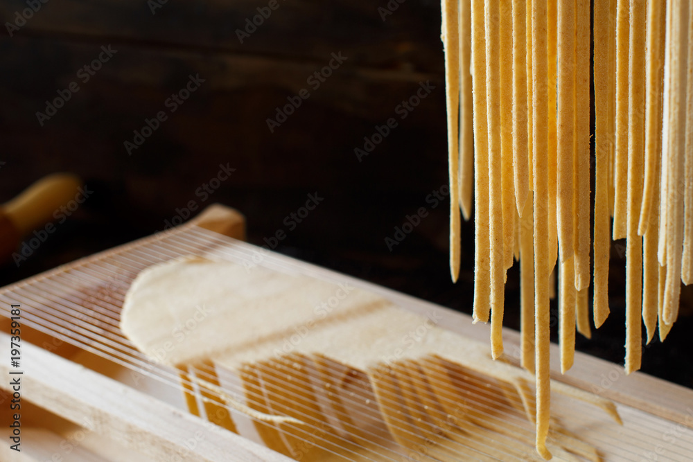 Making tagliolini pasta alla chitarra with a tool