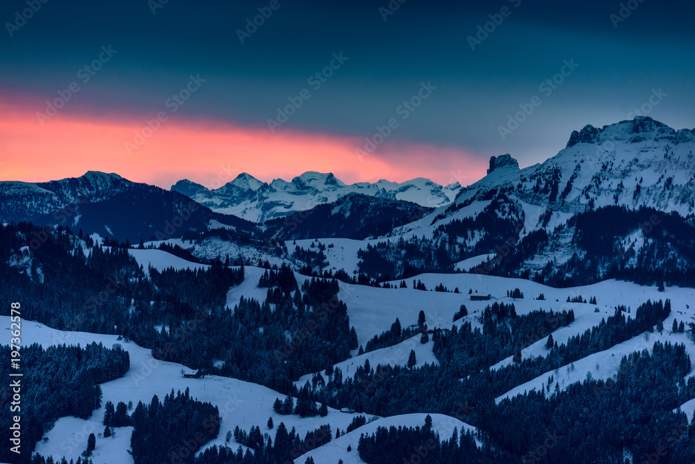 Winterlicher Sonnenaufgang über dem Emmental
