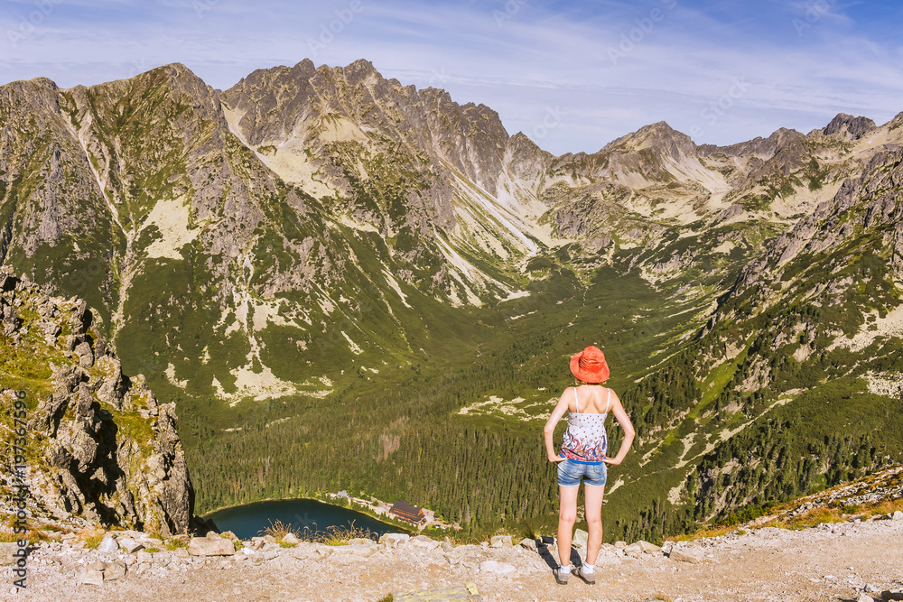 Kobieta podziwiająca krajobraz górski. Słowackie Tatry i widok na Mengusovską dolinę. Turystka w górach.