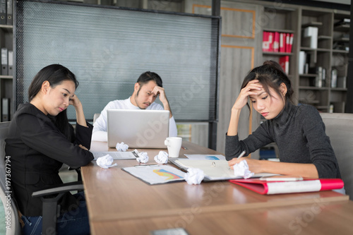 Foto In selective focus of Business people stressful in the conference room during a meeting