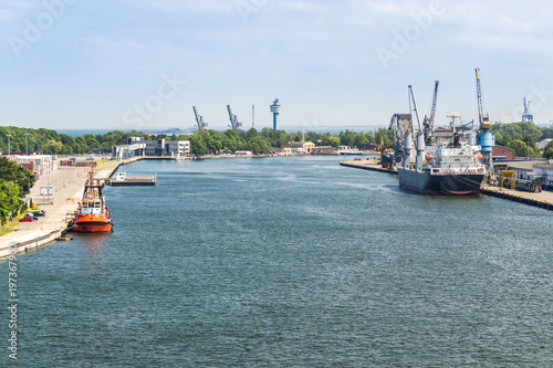 Gdańsk - Martwa Wisła tuż przy ujściu do Zatoki Gdańskiej. Statki przycumowane do nabrzeża rzeki.