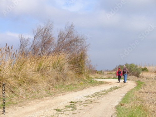 couple de marcheurs ensemble sur le chemin © Ourson+