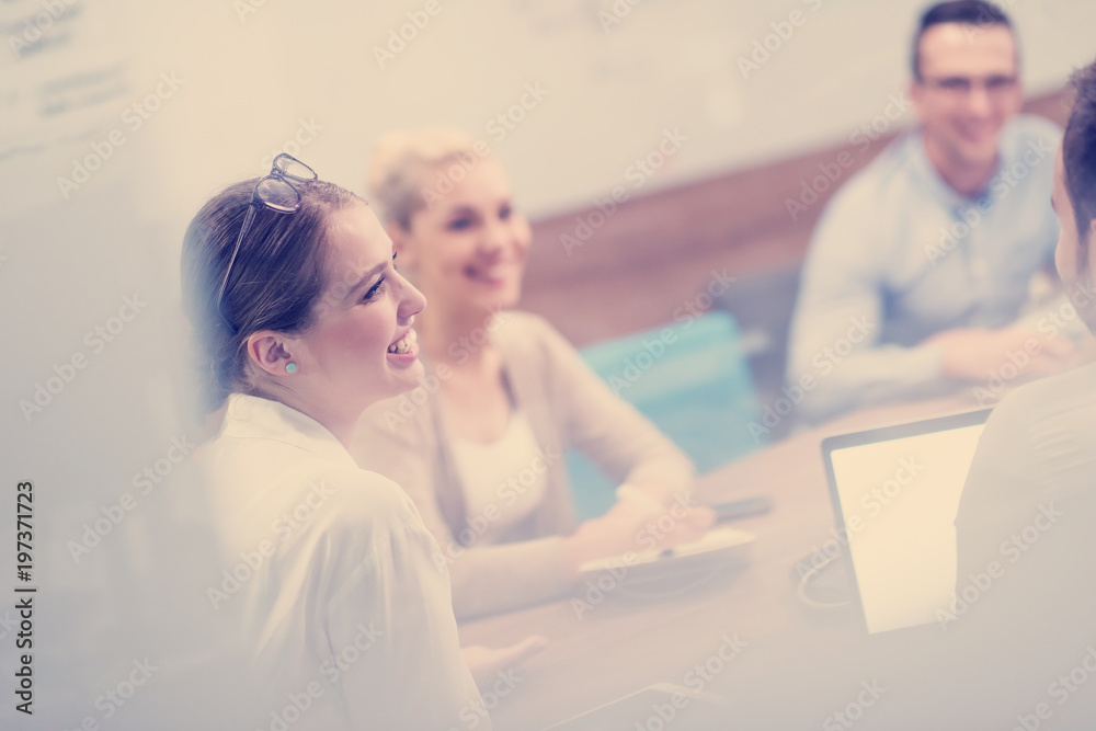 Obraz premium Startup Business Team At A Meeting at modern office building