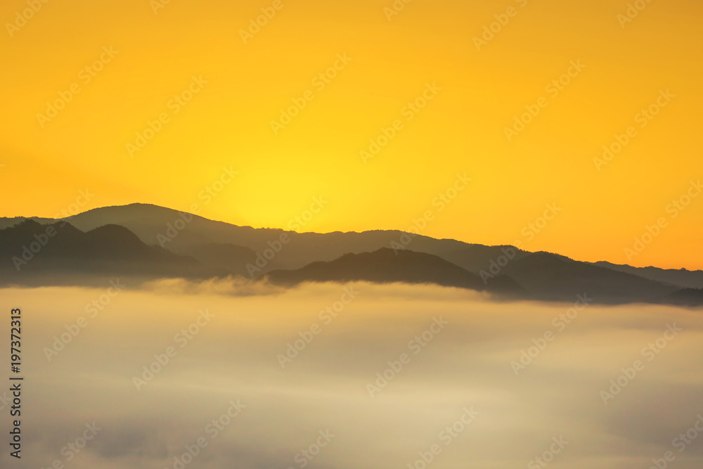 Obraz premium landscape view of sunrise on high angle view with white fog in early morning over rainforest mountain in thailand 