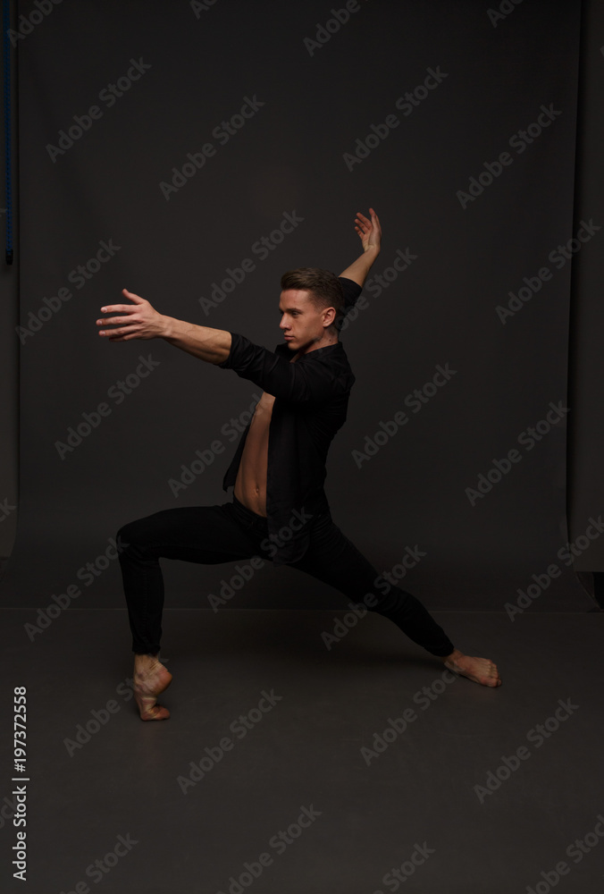 Obraz premium men is dances in a black pants