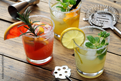 bevanda alcolica con limone arancia e pompelmo photo