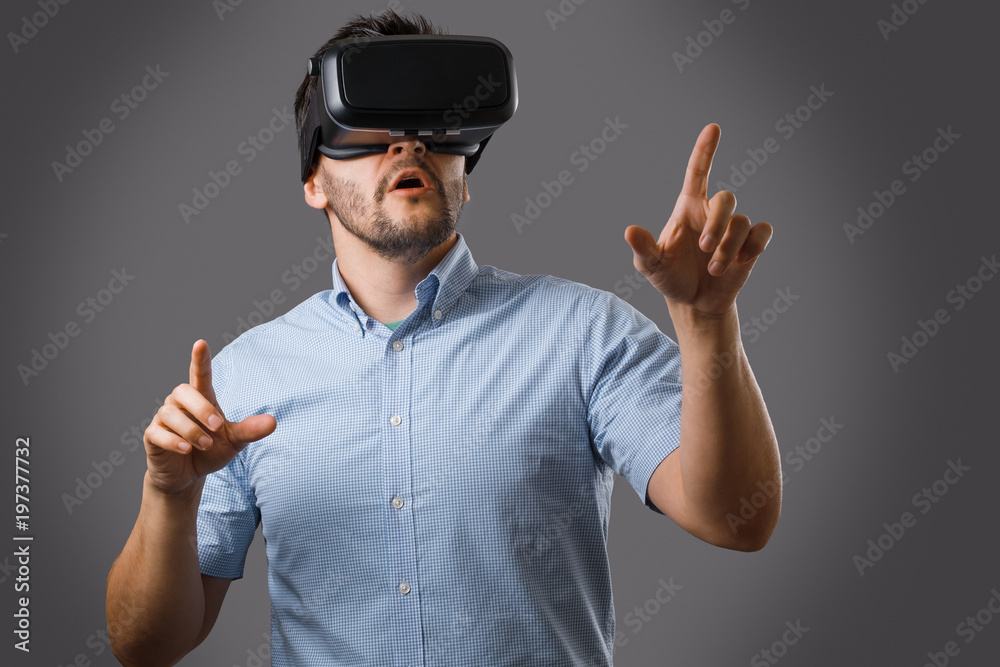 Naklejka premium Bearded guy in virtual reality