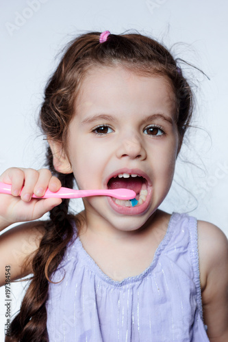 Little kid girl cleaning te...