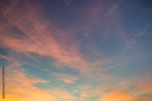 Chmury oświetlone zachodzącym słońcem jako tło dla prac graficznych. © Senatorek